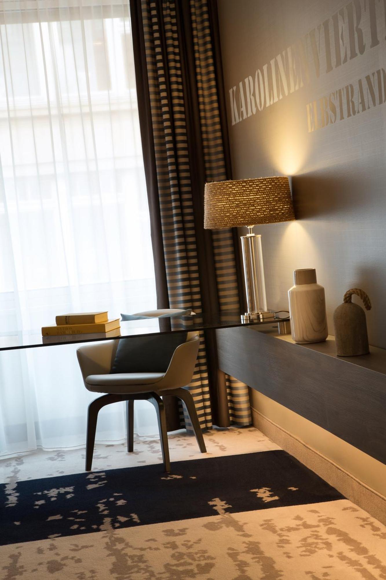 汉堡万丽酒店 外观 照片 A table lamp