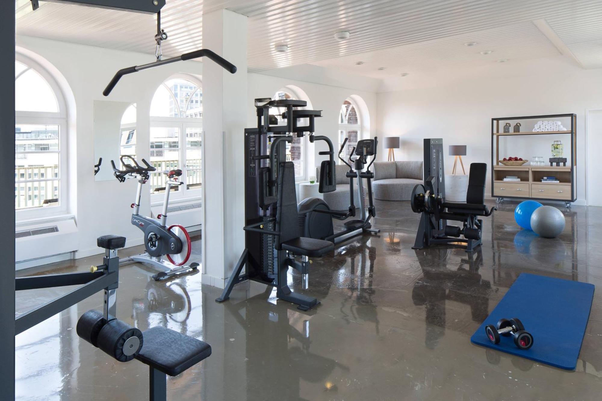 汉堡万丽酒店 外观 照片 A home gym