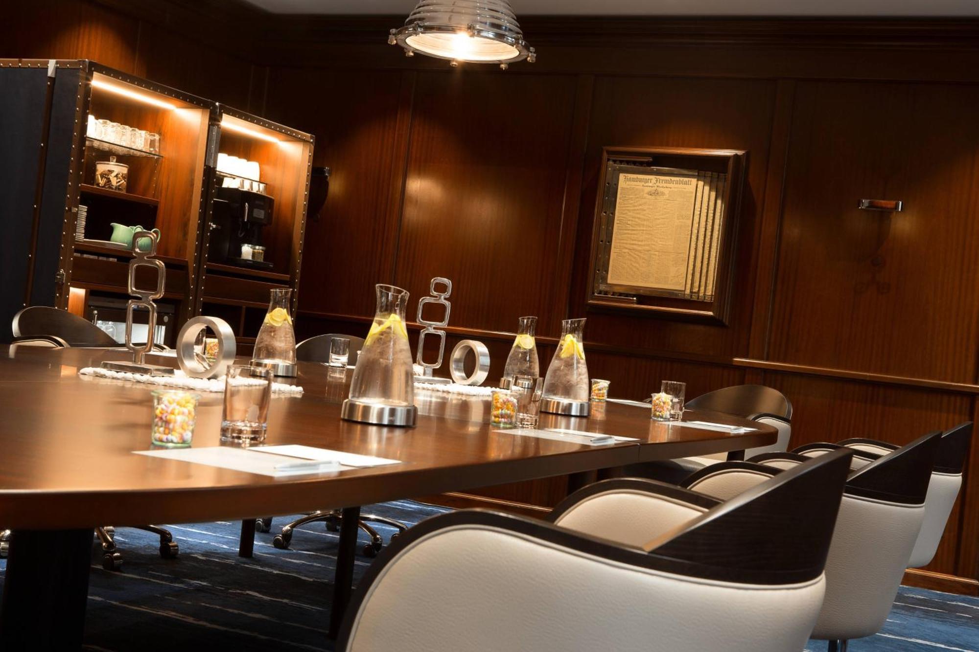 汉堡万丽酒店 外观 照片 The boardroom of the yacht