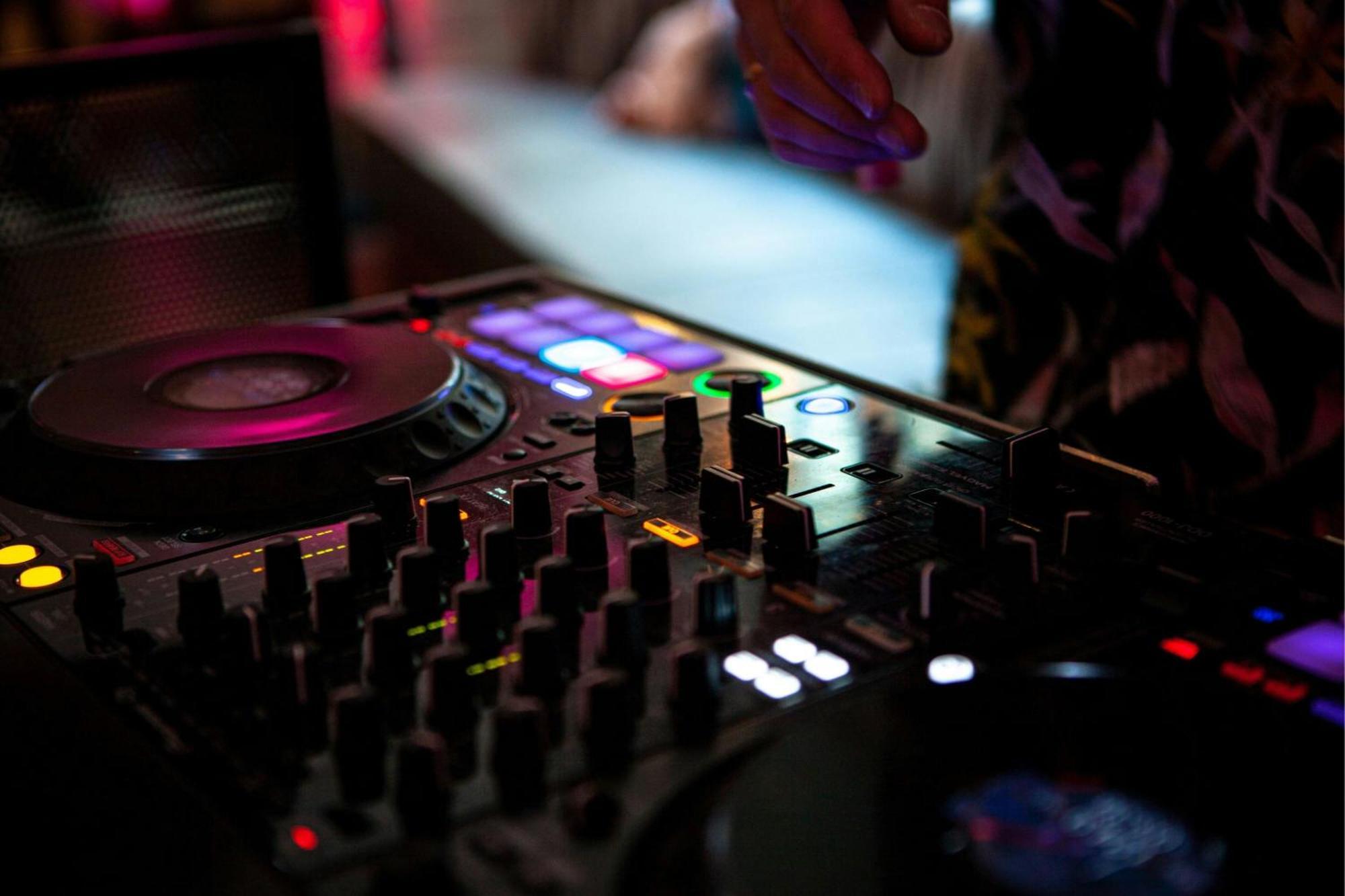 汉堡万丽酒店 外观 照片 A DJ mixing music