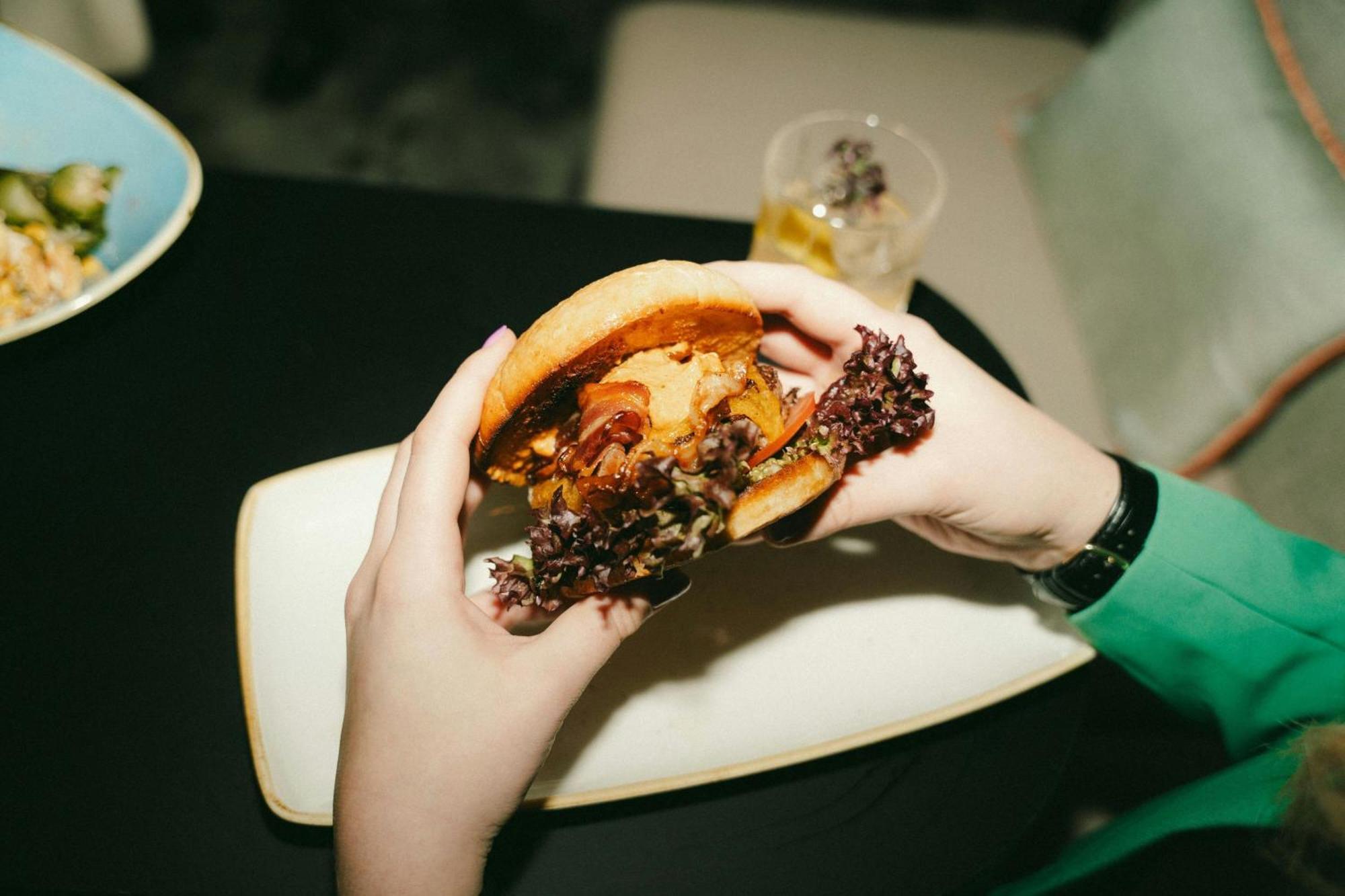 汉堡万丽酒店 外观 照片 A burger being held in the hand