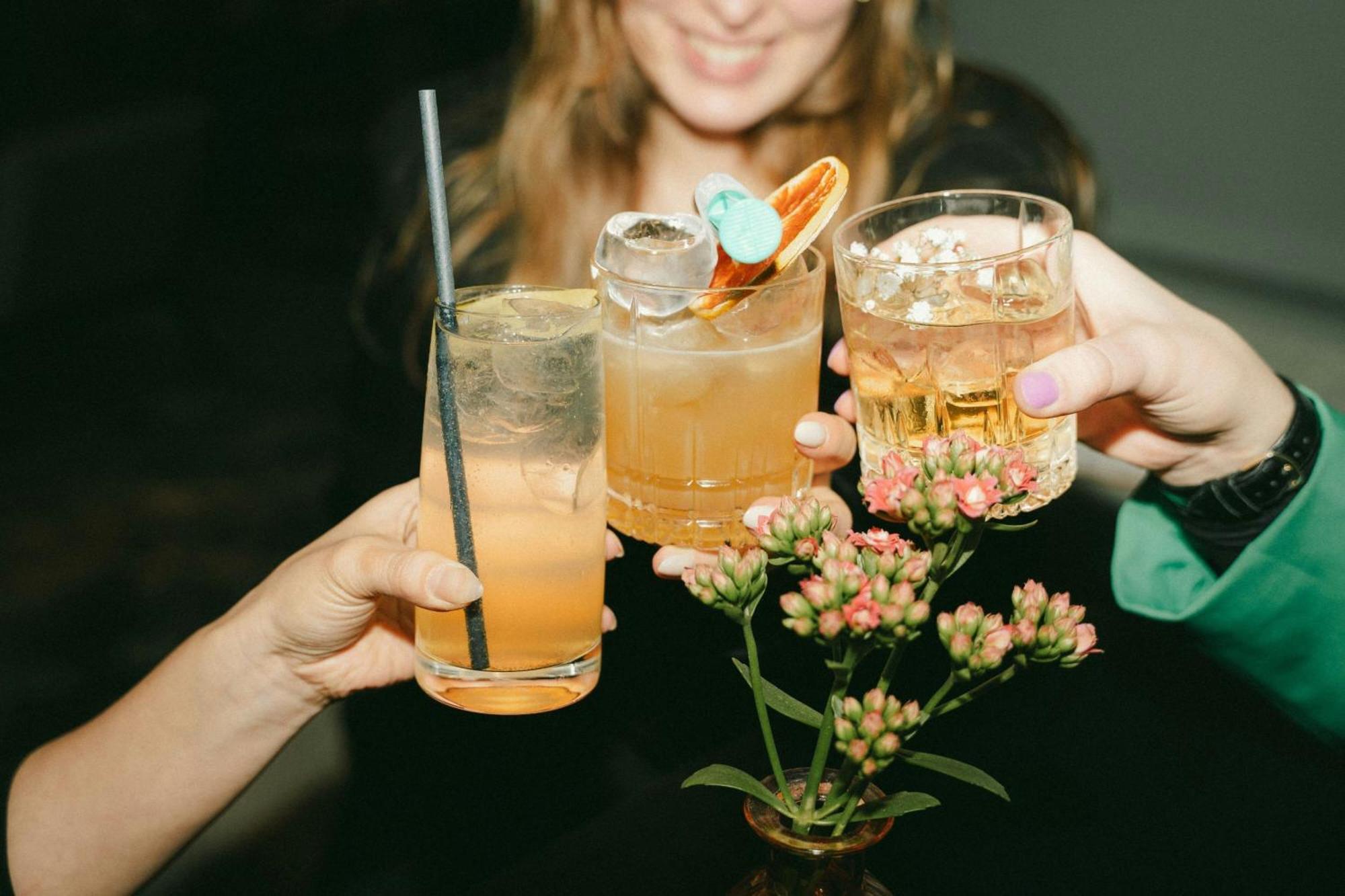 汉堡万丽酒店 外观 照片 A toast with cocktails
