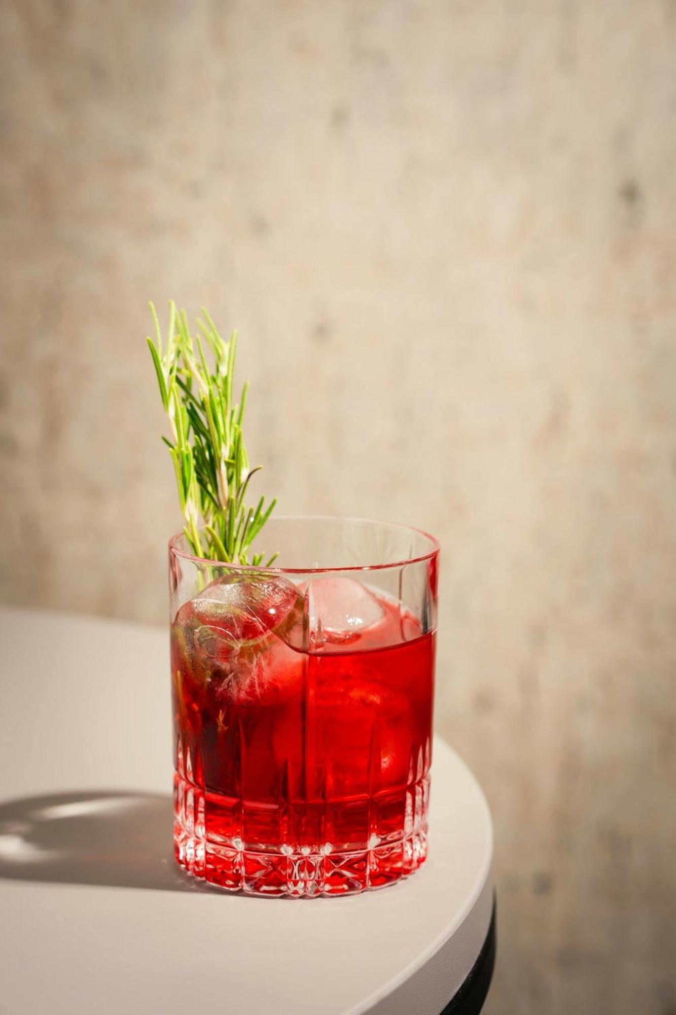 汉堡万丽酒店 外观 照片 A Negroni garnished with a sprig of rosemary