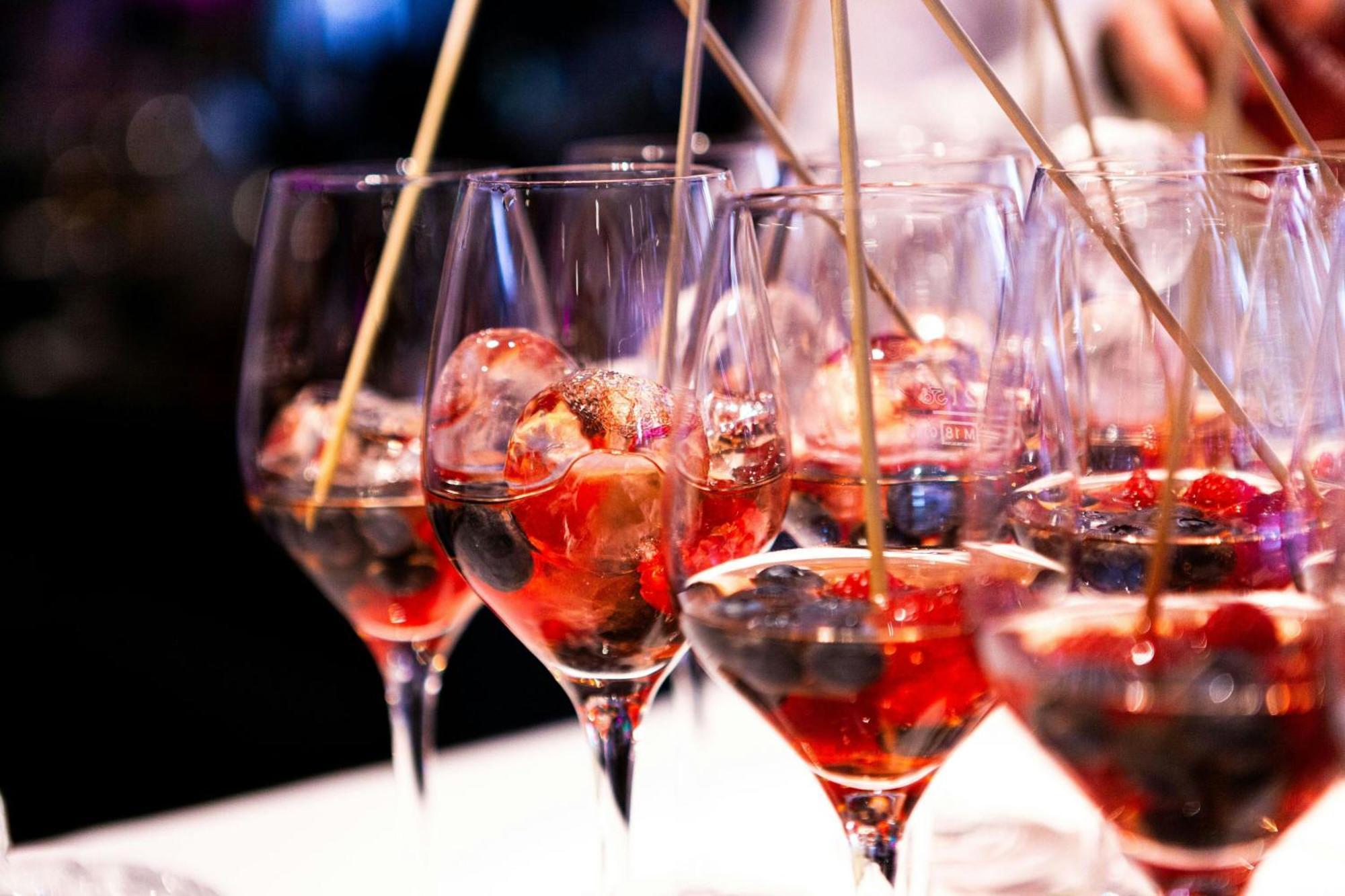 汉堡万丽酒店 外观 照片 A row of cocktails