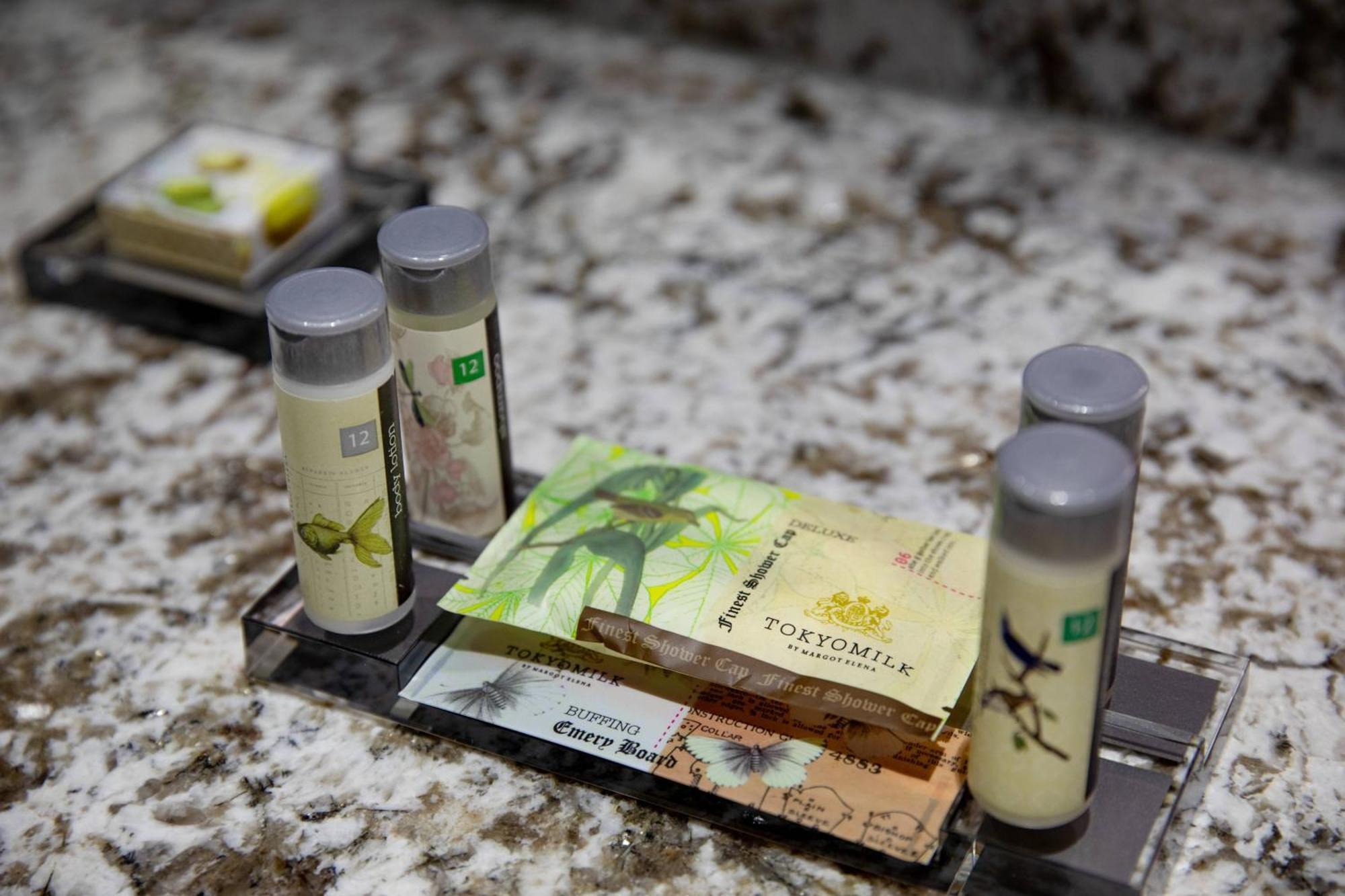 汉堡万丽酒店 外观 照片 A selection of toiletries